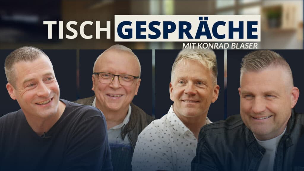 Programm-Cover "Tischgespraeche mit Konrad Blaser" mit vier laechelnden Maennern