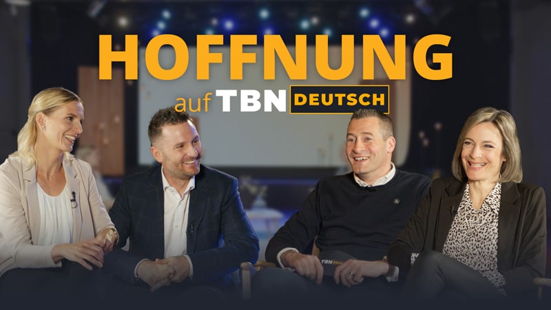 Programm-Cover "Hoffnung auf TBN Deutsch" mit vier laechelnden Personen auf einer Couch