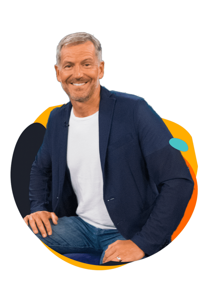 Portraetfoto von John Bevere, laechelnd vor buntem abstraktem Hintergrund