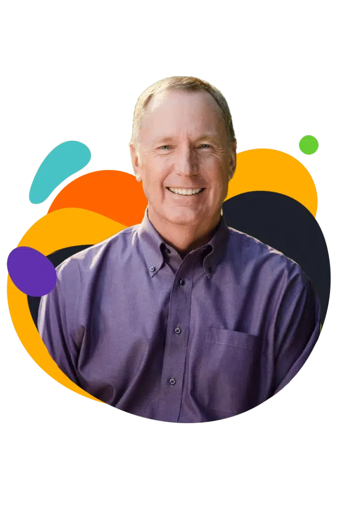 Portraetfoto von Max Lucado, laechelnd vor buntem abstraktem Hintergrund