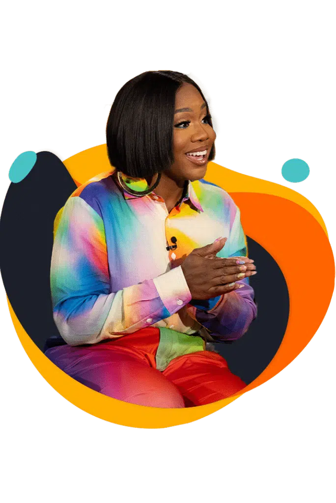 Portraetfoto von Sarah Jakes Roberts, laechelnd vor buntem abstraktem Hintergrund
