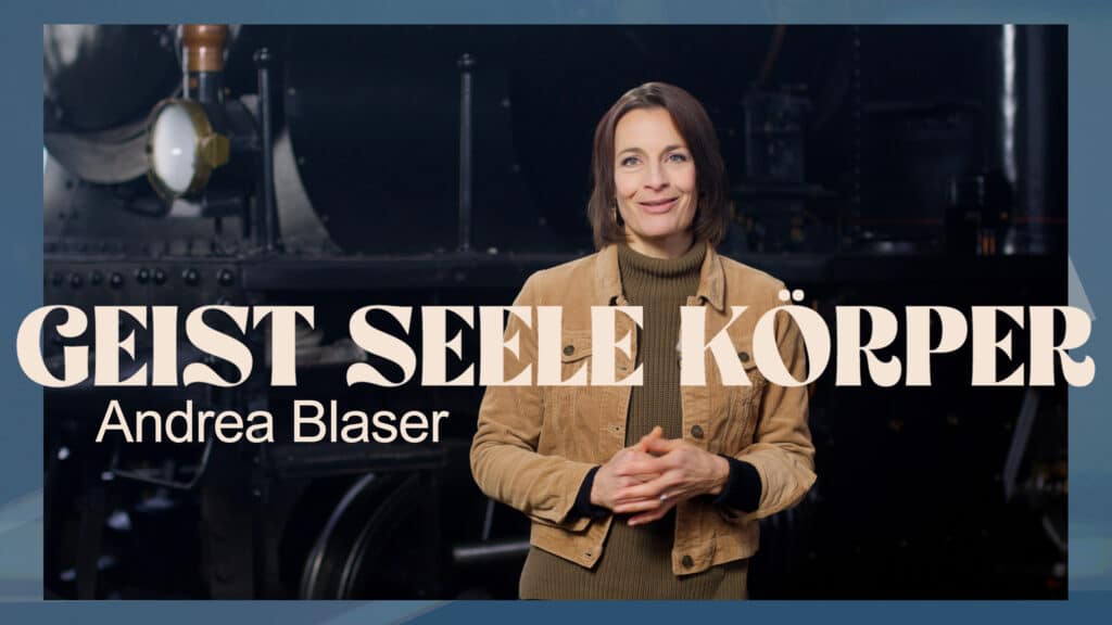 Programm-Cover "Geist Seele Koerper" mit Andrea Blaser, die mit verschraenkten Armen laechelt