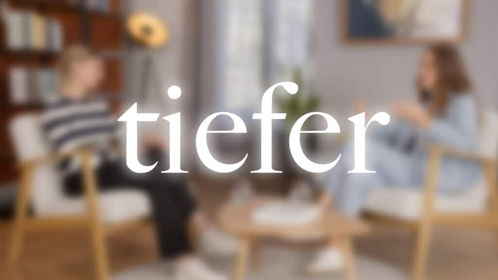 Cover des Podcasts "tiefer" mit hellem Hintergrund und feinen Linienmuster